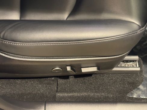 Used 2021 Tesla Model Y Long Range image 11