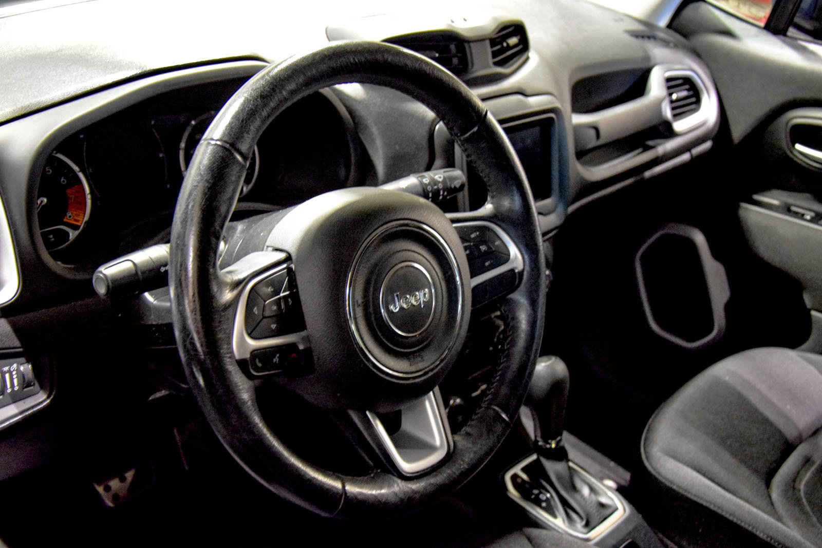 Used 2020 Jeep Renegade Latitude w/ Cold Weather Group AWD/4WD image 10