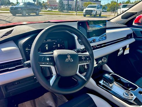 New 2025 Mitsubishi Outlander SE image 12
