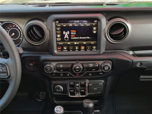 Used 2023 Jeep Gladiator Sport AWD/4WD image 17