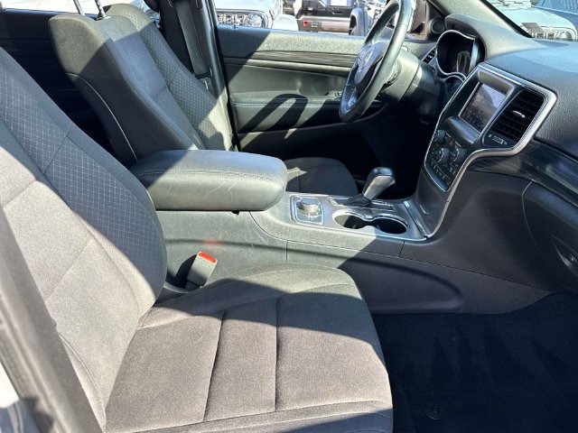 Used 2019 Jeep Grand Cherokee Laredo AWD/4WD image 10