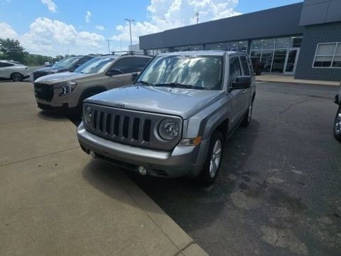 Used 2015 Jeep Patriot Latitude AWD/4WD image 2