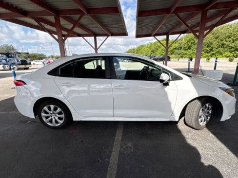 Used 2022 Toyota Corolla LE FWD image 4