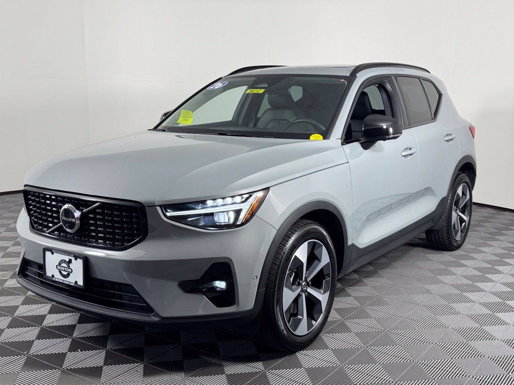 Certified 2026 Volvo XC40 B5 Plus AWD/4WD image 13