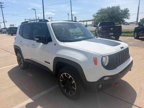 Used 2023 Jeep Renegade Trailhawk AWD/4WD image 3