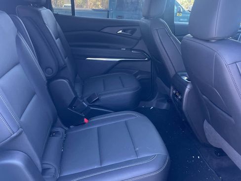 Used 2025 Chevrolet Traverse LT image 4