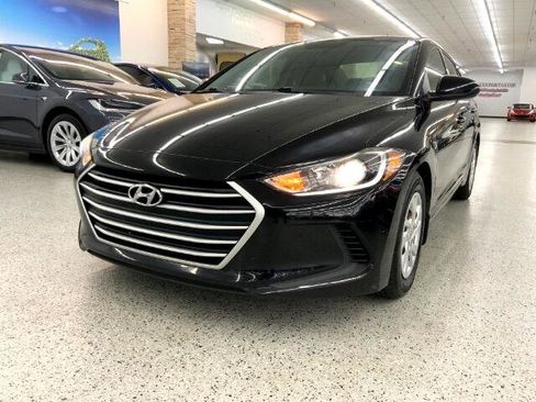 Used 2018 Hyundai Elantra SE image 2