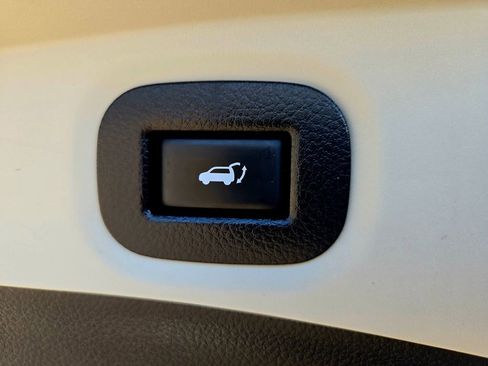 Used 2016 Nissan Rogue SV w/ SV Premium Package image 30