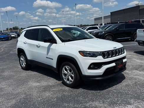 Used 2024 Jeep Compass Latitude AWD/4WD image 2