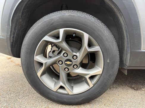 Used 2025 Chevrolet Trax LT FWD image 9