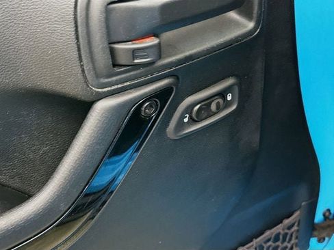 Used 2017 Jeep Wrangler Unlimited Sahara image 18