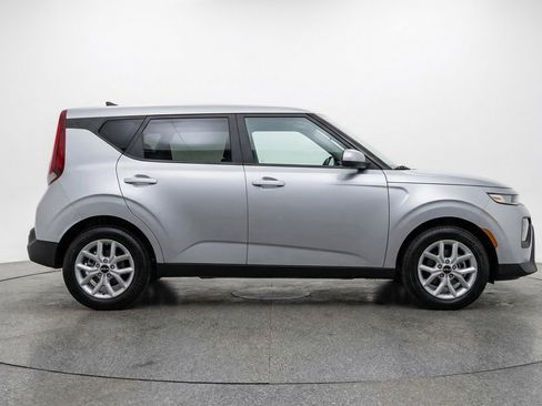 Used 2025 Kia Soul LX w/ LX Technology Package FWD image 11