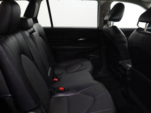 Used 2024 Toyota Grand Highlander XLE AWD/4WD image 12