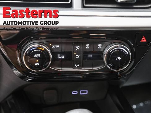 Used 2025 Chevrolet Trax LT FWD image 19