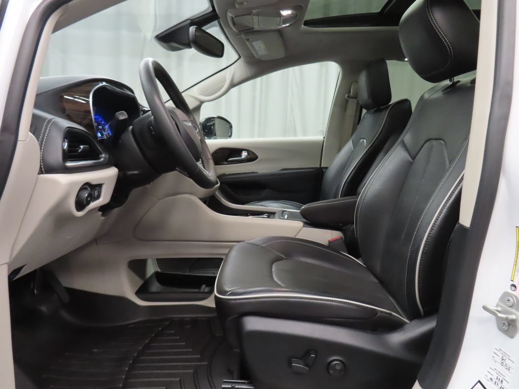 Used 2024 Chrysler Pacifica Limited FWD image 12