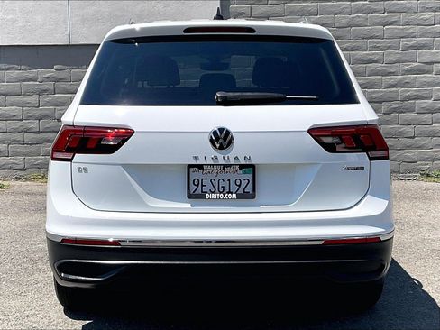 Certified 2022 Volkswagen Tiguan SE w/ Panoramic Sunroof Package AWD/4WD image 3