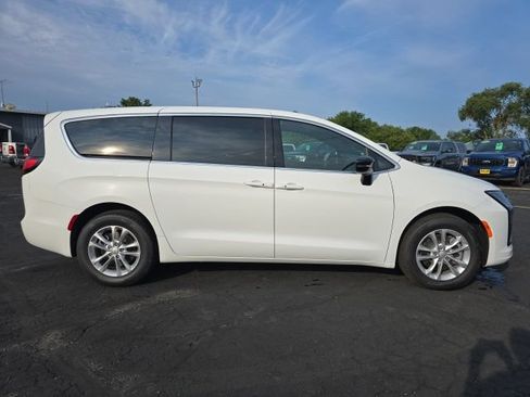 New 2027 Chrysler Pacifica Select AWD/4WD image 8