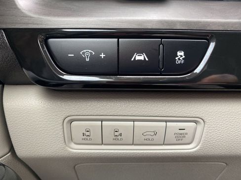 Used 2023 Kia Carnival EX image 22