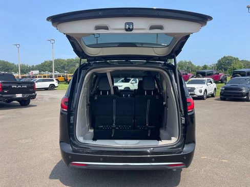 Used 2023 Chrysler Pacifica Touring-L FWD image 11