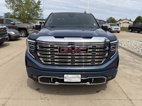 Used 2025 GMC Sierra 1500 Denali w/ Technology Package AWD/4WD image 2