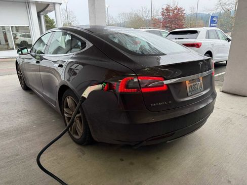 Used 2013 Tesla Model S image 2