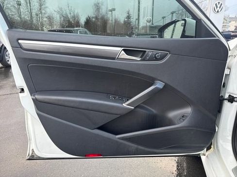 Used 2017 Volkswagen Passat 1.8T R-Line w/ R-Line Lighting Package image 16