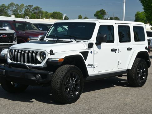Used 2025 Jeep Wrangler Unlimited Sahara AWD/4WD image 8