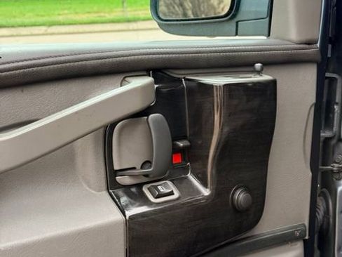 Used 2019 GMC Savana 2500 Extended RWD image 21