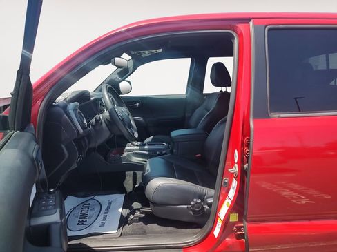 Used 2018 Toyota Tacoma TRD Off-Road AWD/4WD image 9