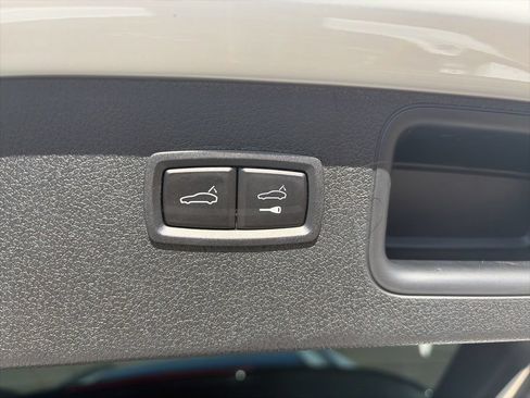 Used 2025 Porsche Macan AWD/4WD image 26