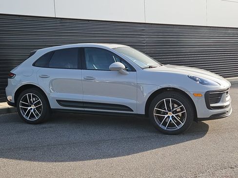 Certified 2025 Porsche Macan AWD/4WD image 5
