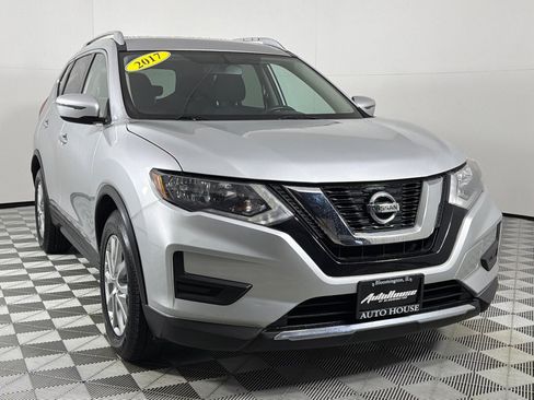 Used 2017 Nissan Rogue SV image 3