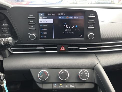 Certified 2023 Hyundai Elantra SE image 10