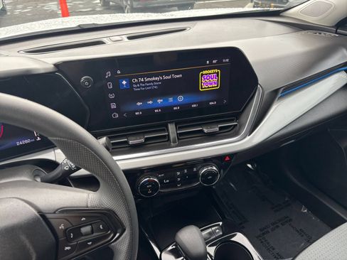 Used 2025 Chevrolet Trax LT FWD image 16
