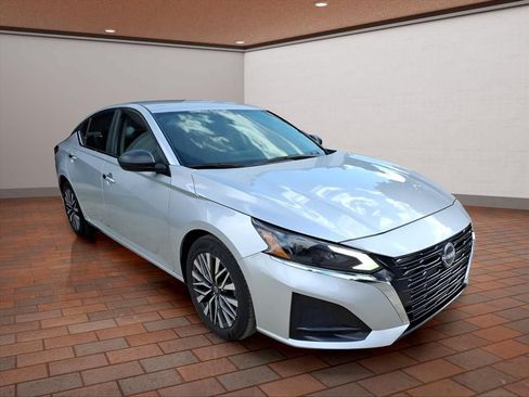 Used 2024 Nissan Altima 2.5 SV FWD image 7