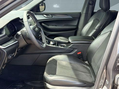 Used 2025 Jeep Grand Cherokee Altitude RWD image 5