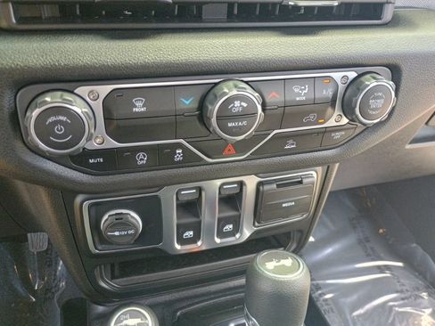 Used 2025 Jeep Wrangler Sport AWD/4WD image 24
