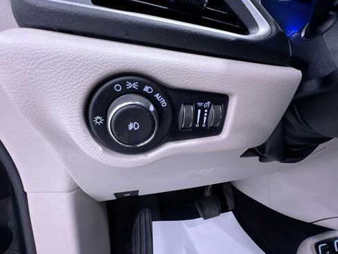 Used 2018 Chrysler Pacifica Touring-L w/ Tire & Wheel Group FWD image 16