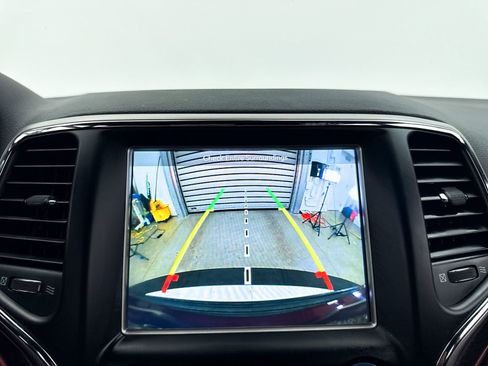 Used 2018 Jeep Grand Cherokee Altitude image 9