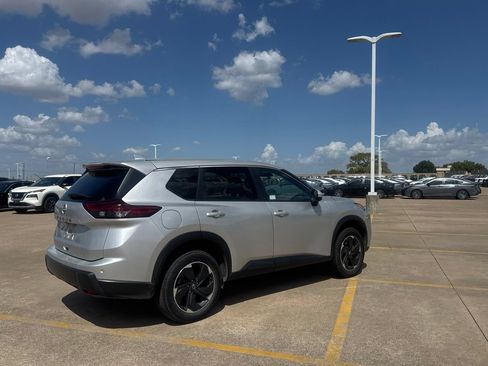Certified 2025 Nissan Rogue SV FWD image 24