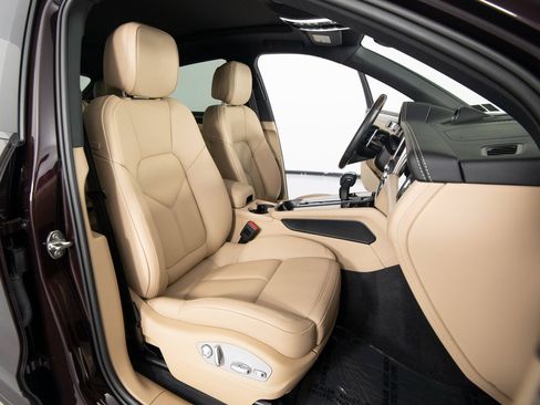 Certified 2024 Porsche Macan S image 34