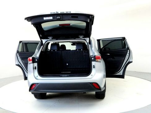 Used 2023 Toyota Highlander XLE AWD/4WD image 11