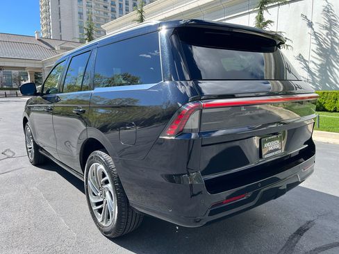 Used 2025 Lincoln Navigator Reserve AWD/4WD image 9