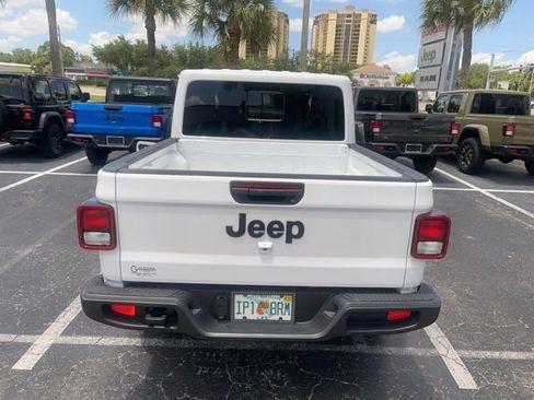 Used 2024 Jeep Gladiator Sport AWD/4WD image 10
