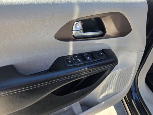 Used 2022 Chrysler Voyager LX image 36