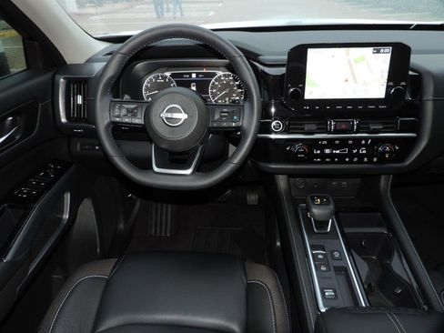 Used 2024 Nissan Pathfinder SL FWD image 21