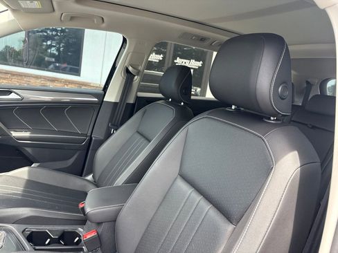 Used 2023 Volkswagen Tiguan SE w/ Panoramic Sunroof Package FWD image 3