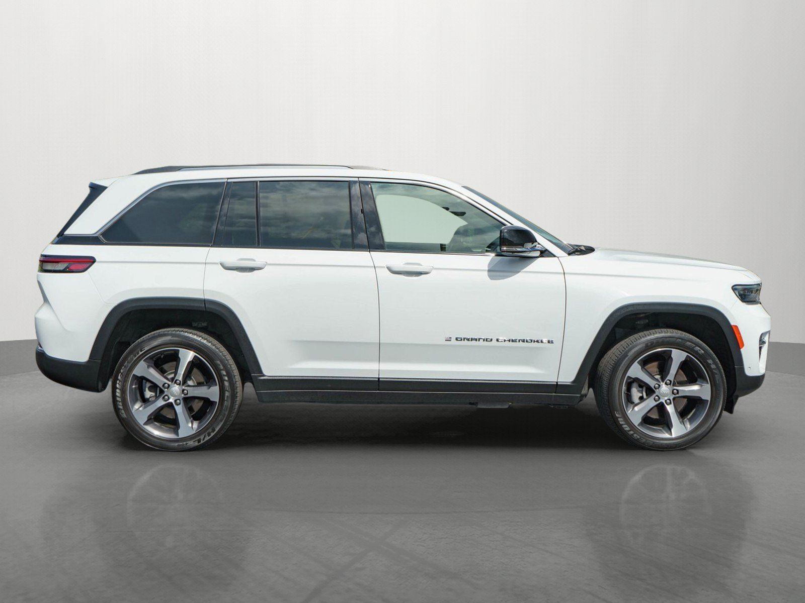 Used 2023 Jeep Grand Cherokee 4WD 4xe w/ Luxury Tech Group II image 8