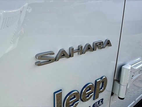 Used 2022 Jeep Wrangler Unlimited Sahara w/ Cold Weather Group image 8