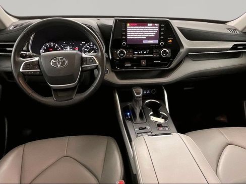 Used 2022 Toyota Highlander XLE AWD/4WD image 7
